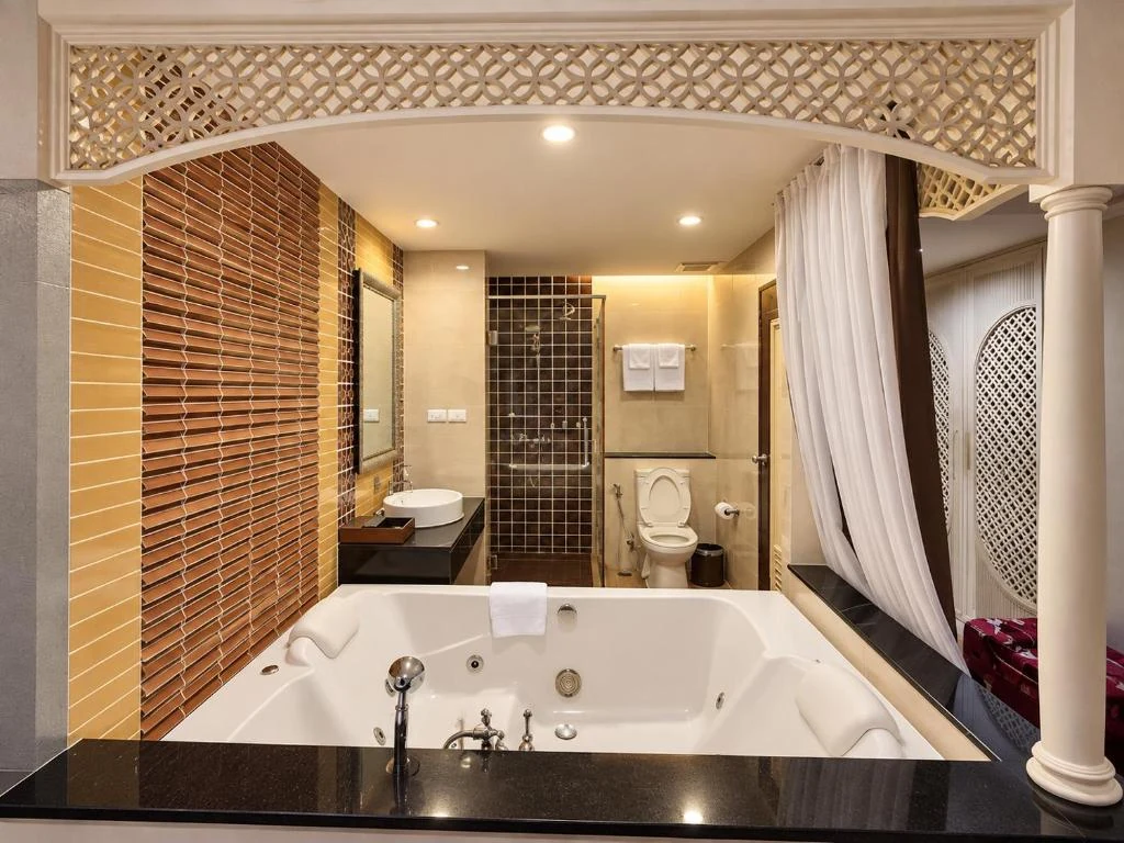 Private whirlpool bathroom at Chillax Resort Bangkok